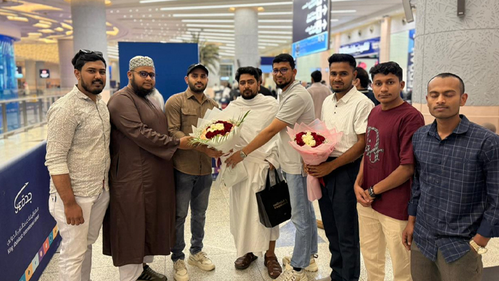 পবিত্র ওমরাহ করতে জেদ্দায় নাহিদ ইসলাম