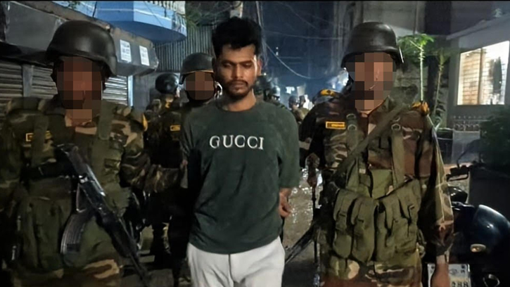 দুই সহযোগীসহ সেনাবাহিনীর হাতে গ্রেপ্তার আকাশ