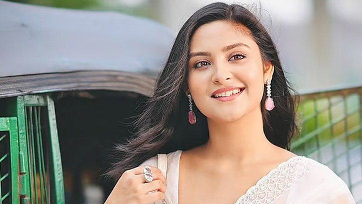 বিয়ে করছেন নাজনীন নীহা? ‘এনগেজড’ স্ট্যাটাস ঘিরে কৌতূহল