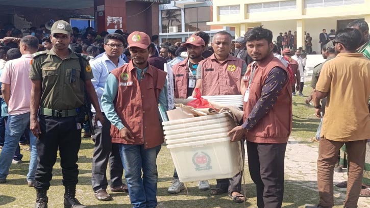 মোংলায় ভোট কেন্দ্রে পৌঁছানো হচ্ছে নির্বাচনি সরঞ্জাম