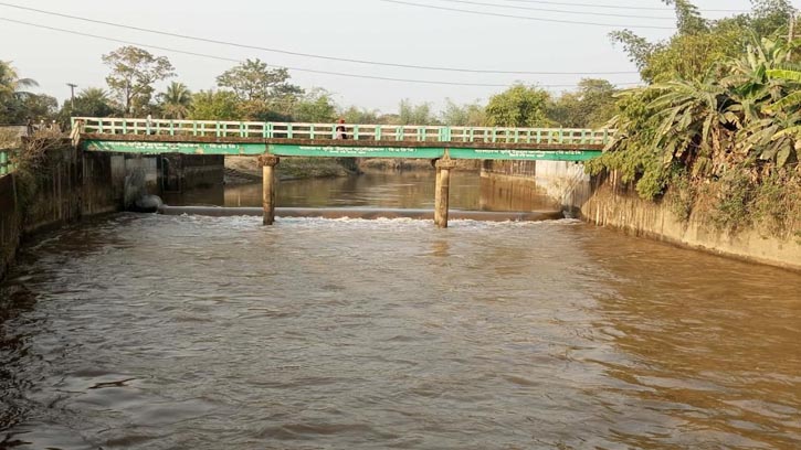 দোয়ারাবাজারে চিলাই নদীতে কোটি টাকার রাবার ড্যাম লিকেজ