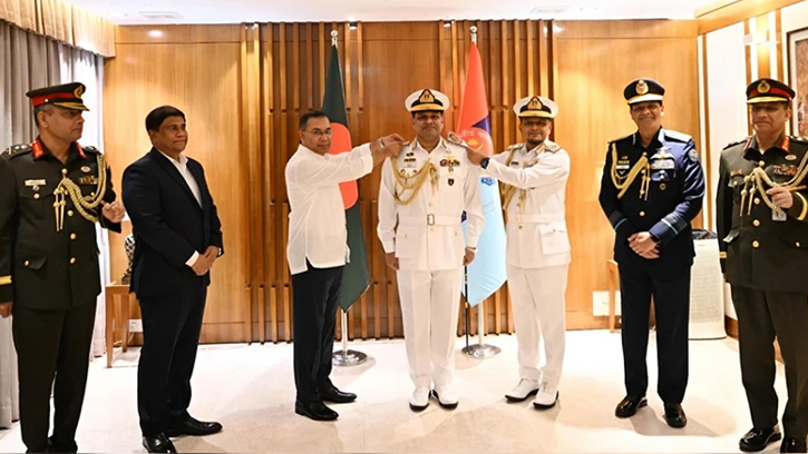 নৌবাহিনীর নেতৃত্বে পরিবর্তন, নতুন প্রধানকে ব্যাজ পরালেন প্রধানমন্ত্রী