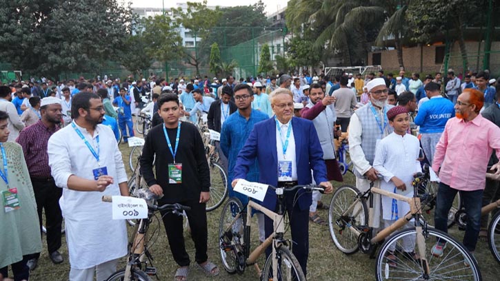 ৪০ দিন জামাতে নামাজ: উত্তরায় ২০০ কিশোরকে সাইকেল উপহার