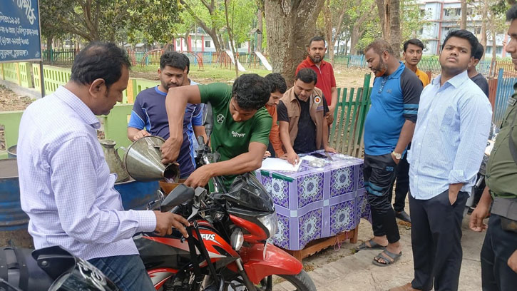 চুয়াডাঙ্গায় অবৈধ তেল বিক্রি: ৫ ব্যারেল জ্বালানি তেল জব্দ