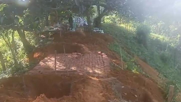 মৌলভীবাজারে অবৈধভাবে পাহাড় টিলা কেটে রিসোর্ট নির্মাণ চলছে