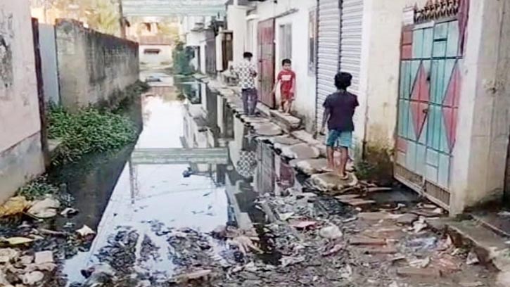 ডিএনসিসির ৫২ নং ওয়ার্ডে জলাবদ্ধতায় ভোগান্তিতে বাউনিয়া এলাকার বাসিন্দারা