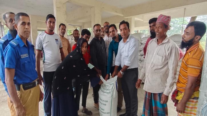 পটুয়াখালীতে ভিজিডি’র চাল বিতরণ