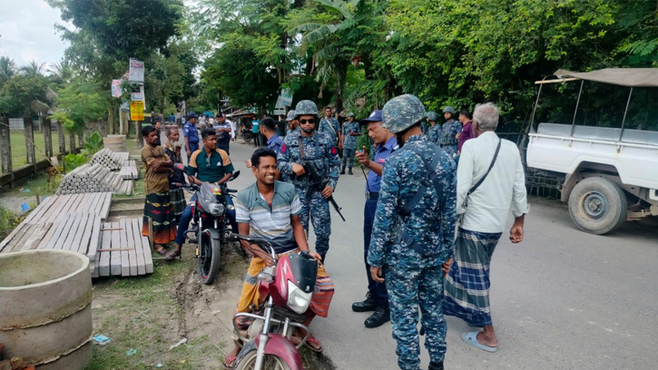 কয়রায় নৌবাহিনী-পুলিশের যৌথ চেকপোস্ট: নিরাপত্তা জোরদারে প্রশংসা
