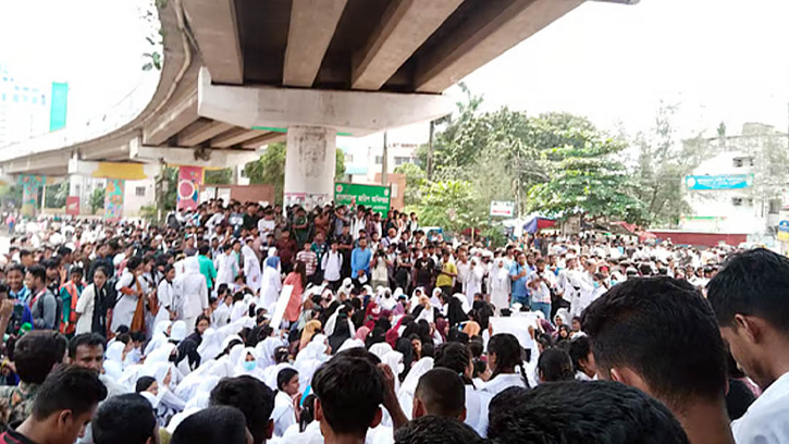 তেজগাঁও সাতরাস্তা মোড়ে বিক্ষোভ, যান চলাচল বিপর্যস্ত