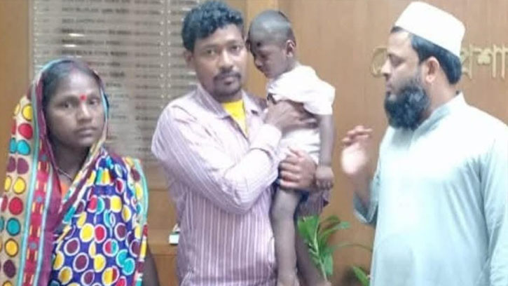 প্রতিবন্ধী শিশুর দায়িত্ব নিলেন জেলা প্রশাসক