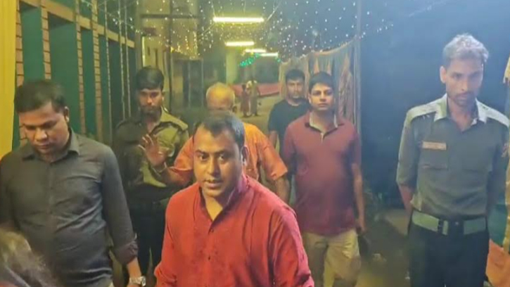 ফুলবাড়ীতে পূজা মন্ডপ পরিদর্শন করলেন প্রশাসনের কর্মকর্তারা