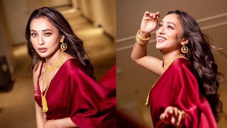 রেড শাড়িতে ঝলমল করছেন মিমি চক্রবর্তী
