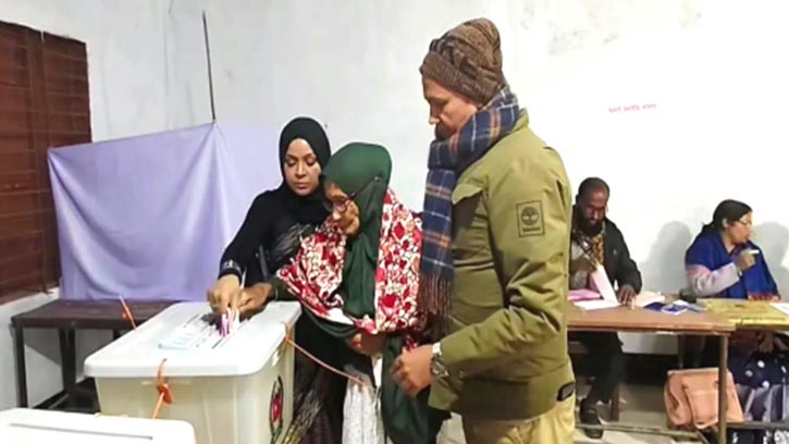 মাকে নিয়ে প্রথম ভোট দিলেন বিএনপি প্রার্থী কামরুল 