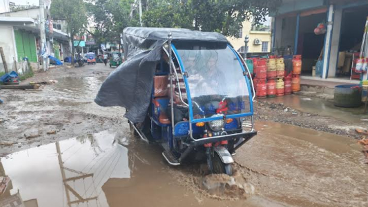 বিজয়নগরে চান্দুরা-সিঙ্গারবিল সড়কের গর্তগুলো যেনো মরণফাঁদ!