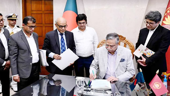 জাতীয় বাজেটের অর্থবিলে সই করলেন রাষ্ট্রপতি