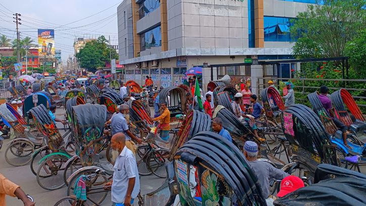 ব্যাটারি চালিত রিকশা বন্ধের দাবিতে বিক্ষোভ মিছিল ও মানববন্ধন 