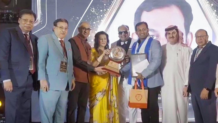 দুবাইয়ে মাদার তেরেসা অ্যাওয়ার্ড পেলেন রিমঝিম গ্রুপের ব্যবস্থাপনা পরিচালক ওয়ালিউর রহমান