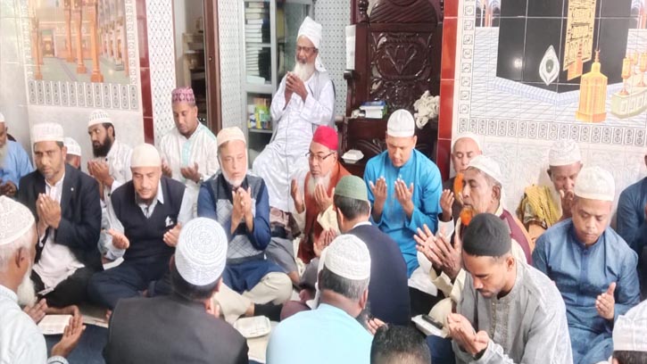 খালেদা জিয়ার রোগমুক্তি কামনায় কোরআন খতম ও মিলাদ মাহফিল