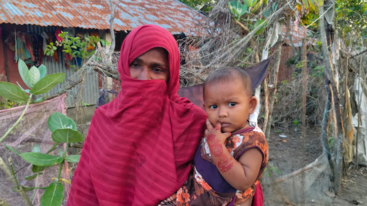 জেলে নিখোঁজের ১৮০ দিন: তিন সন্তান নিয়ে দিশেহারা রোজিনা 