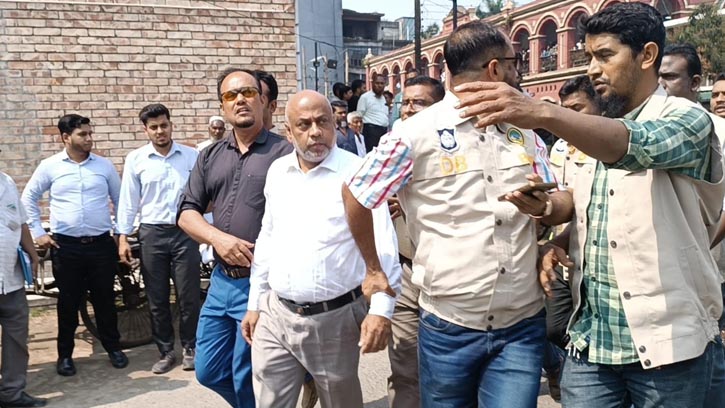 বরিশালে আইনজীবী সমিতির সভাপতি সাদিকুল লিংকনকে আটক