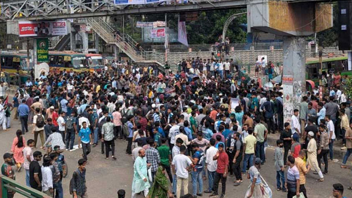 শিক্ষার্থীদের সায়েন্সল্যাব অবরোধ: যানজটে নাকাল যাত্রীরা