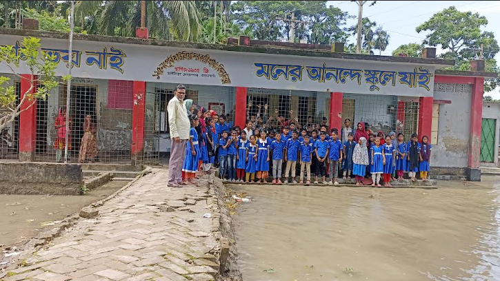 জোয়ার এলেই প্লাবিত স্কুল: আতঙ্কে দুই শতাধিক শিক্ষার্থী