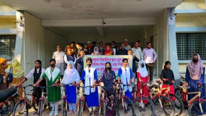 মান্দায় দরিদ্র শিক্ষার্থীদের মাঝে স্কুলড্রেস ও বাইসাইকেল বিতরণ