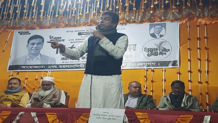 ভোট ইঞ্জিনিয়ারিং করার জন্য একটি দল সিল তৈরি করছে