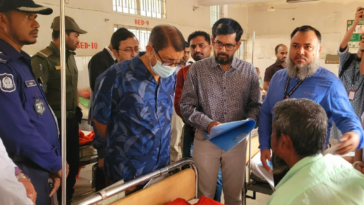 আকস্মিক হাসপাতাল পরিদর্শনে স্বাস্থ্যমন্ত্রী; ডাক্তারদের অনুপস্থিতি দেখে করলেন তিরস্কার 