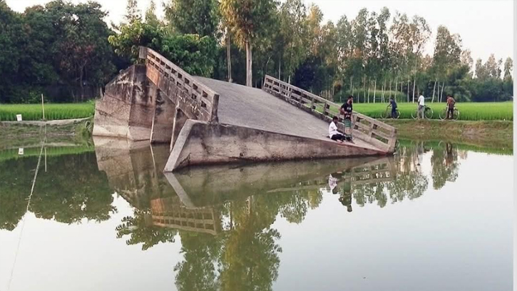 সেতু ভেঙে দুর্ভোগে উলিপুরের হাজারো মানুষ 