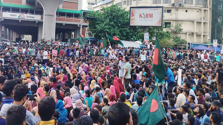শাহবাগে ছাত্রদের বিক্ষোভ, যান চলাচল বন্ধ