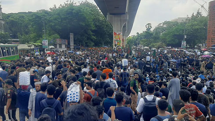 দ্বিতীয় দিনের মতো প্রকৌশল শিক্ষার্থীদের শাহবাগ অবরোধ