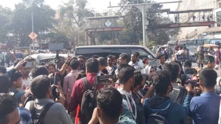 স্বরাষ্ট্র উপদেষ্টার পদত্যাগ দাবিতে শাহবাগ ব্লকেড