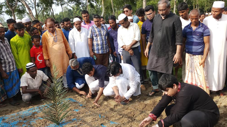 বাবা-মায়ের কবরের পাশে চির নিদ্রায় শায়িত মাহরিন চৌধুরী