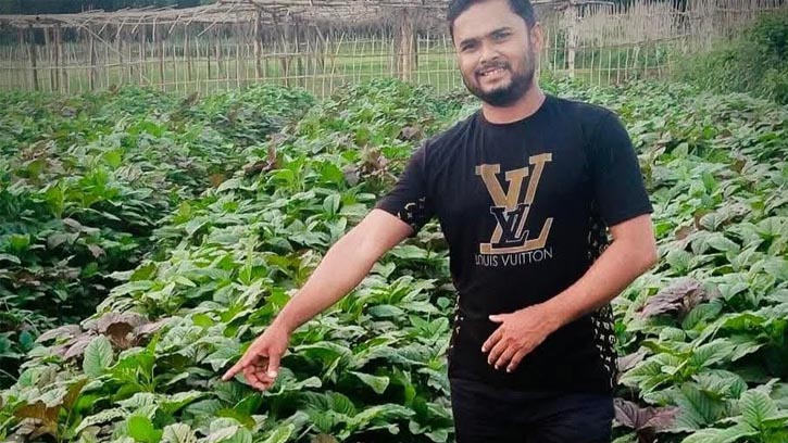 প্রবাস ছেড়ে মাটির টানে কৃষিতে সাফল্যের যাত্রায় রাসেল