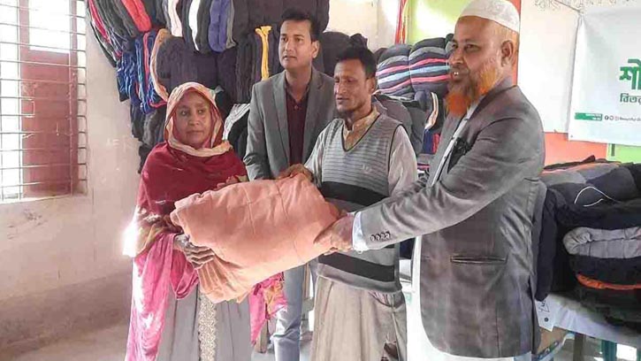 হিলিতে শীতার্তদের মাঝে শীতবস্ত্র বিতরণ
