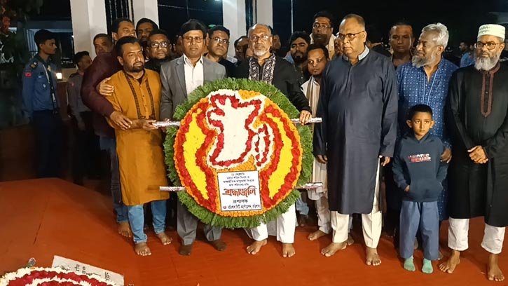 বরিশালে একুশের প্রথম প্রহরে শহীদদের প্রতি শ্রদ্ধা