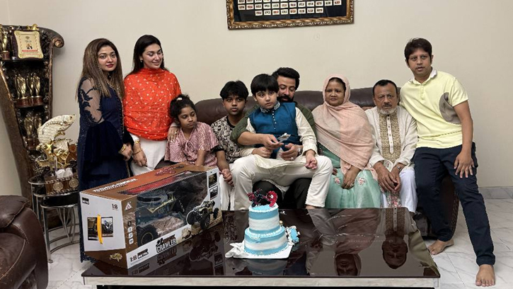 পরিবারকে ভালোবাসার বার্তা দিলেন জয়