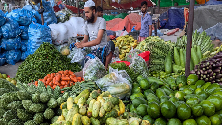 কাঁচামরিচ-সবজির দাম চড়া, ক্রেতাদের ভোগান্তি
