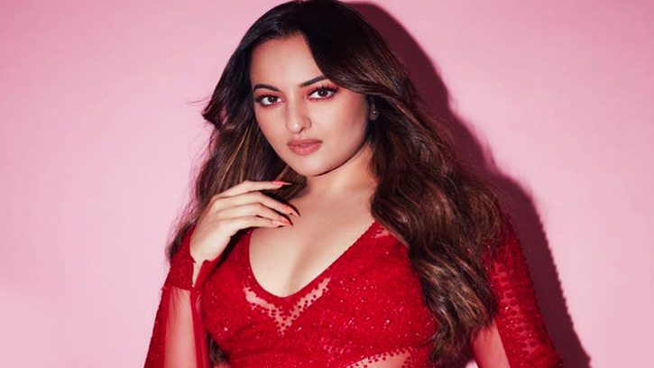 অনলাইনে ছড়িয়ে পড়া ছবি, ক্ষেপে গেলেন সোনাক্ষী সিনহা
