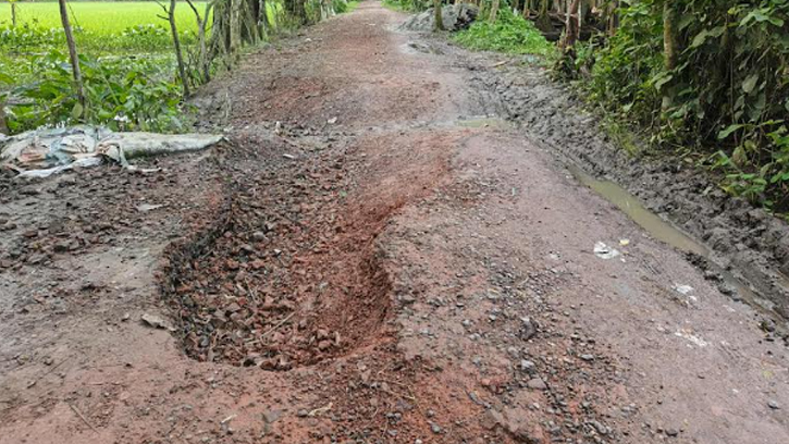 চরফ্যাশনে সংস্কার বিহীন আঞ্চলিক সড়ক, ঝুঁকিতে পথচারীরা
