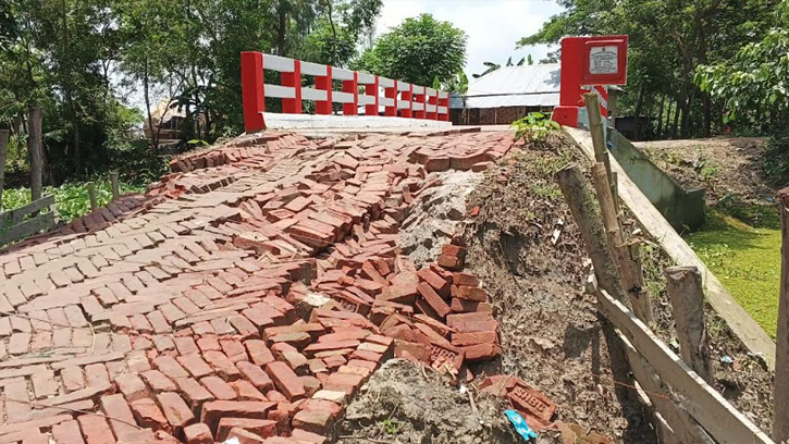 পটুয়াখালীতে নির্মাণের একমাসে সড়কে ধ্বস