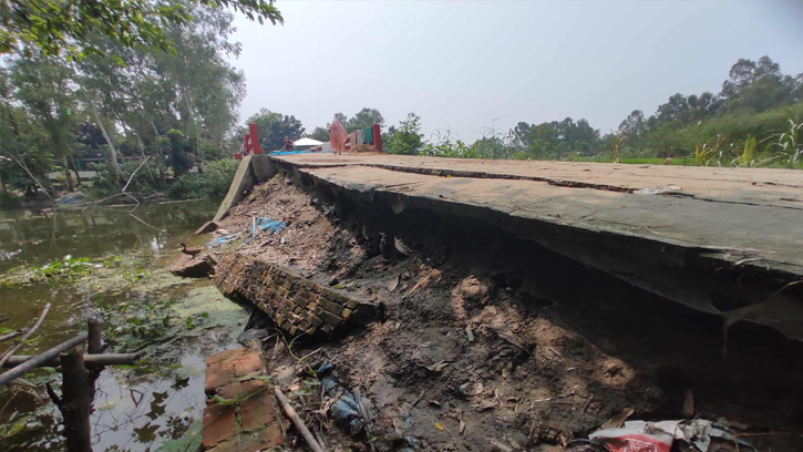 শাহজাদপুরে নির্মাণের এক মাসেই সেতুর সংযোগ সড়কে ধস