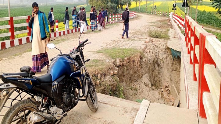 সরিষাবাড়ীতে নির্মাণের ৬ মাসেই ব্রীজের দুইপাশের সংযোগ সড়কে ধস