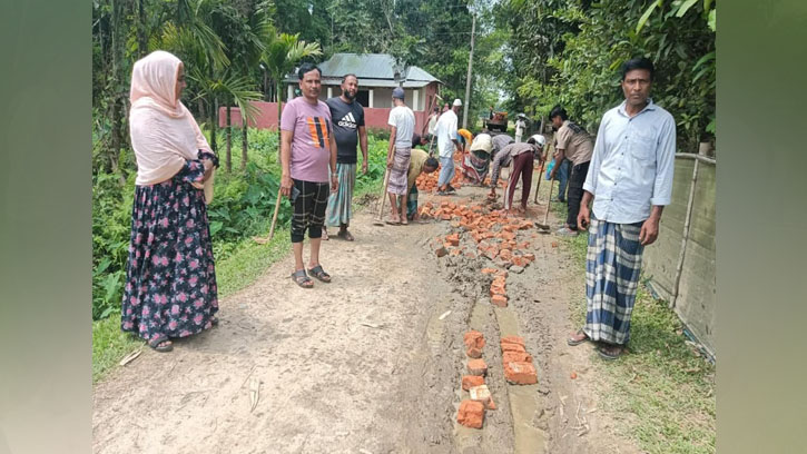 কমলগঞ্জে প্রবাসীর অর্থায়নে কাঁচা সড়ক সংস্কার
