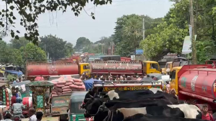 শাহজাদপুরে বিএনপি নেতাদের বিরুদ্ধে চাঁদাবাজির অভিযোগে মহাসড়ক অবরোধ