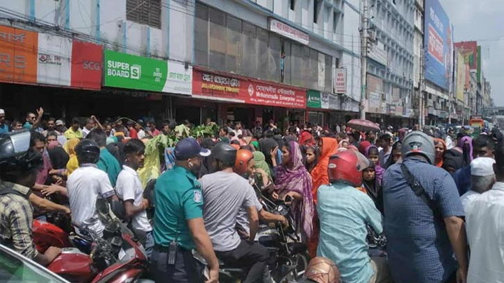 বকেয়া বেতনের দাবিতে পোশাক শ্রমিকদের সড়ক অবরোধ