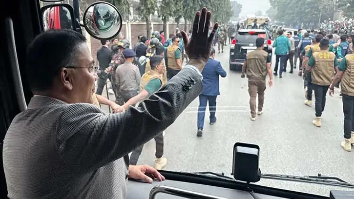 হাত নেড়ে নেতাকর্মীদের ভালোবাসার জবাব দিচ্ছেন তারেক রহমান