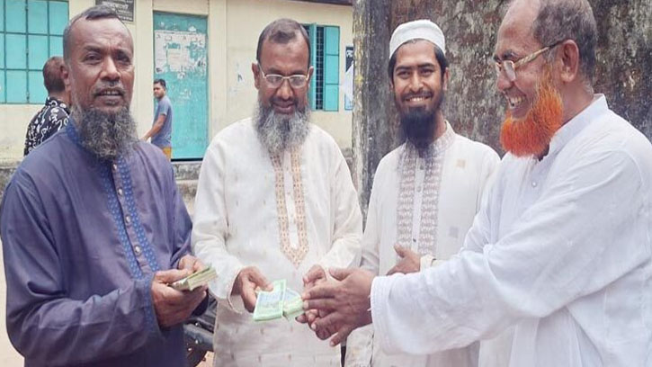 কুড়িয়ে পাওয়া লাখ টাকা মালিককে ফেরত দিলেন ব্যবসায়ী