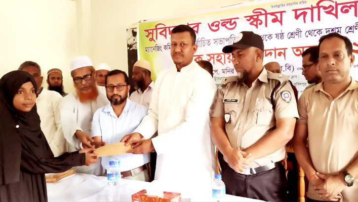 ফরিদগঞ্জে দাখিল মাদ্রাসার শিক্ষার্থীদের মাঝে নগদ সহায়তা বিতরণ
